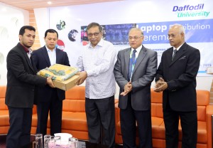 state-minister-for-ministry-of-home-affairs-asaduzzaman-khan-kamal-mp-distributing-laptop-among-the-students-of-daffodil-international-university